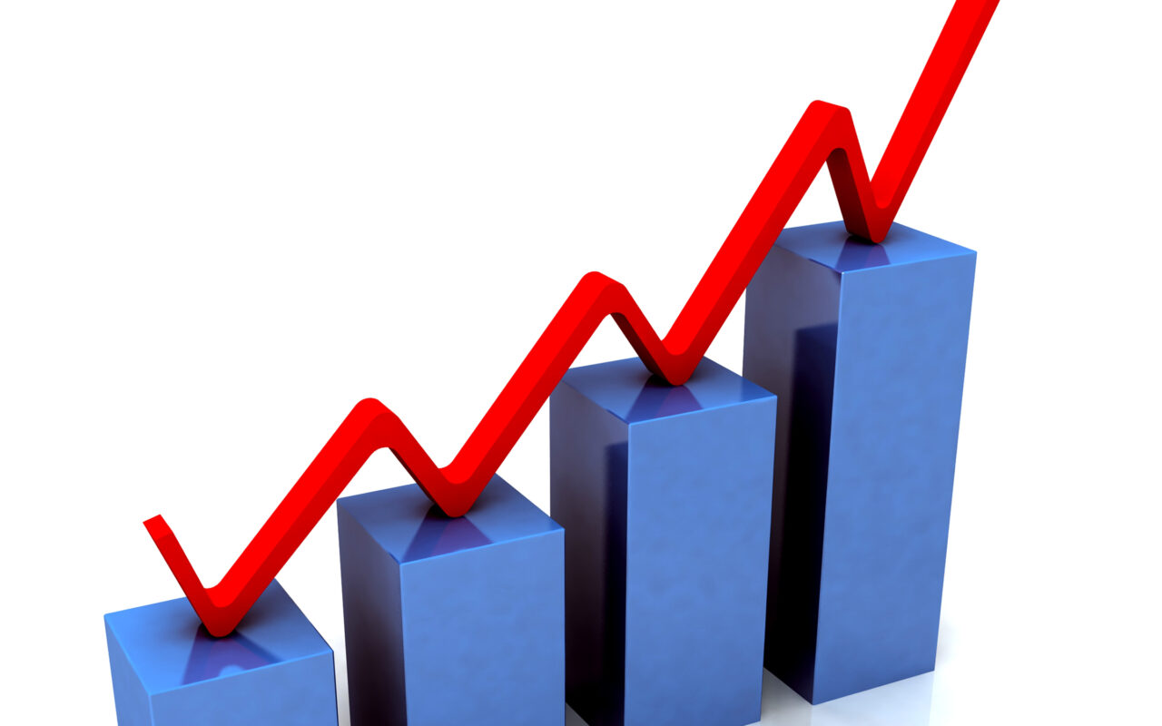 Upward-trending bar chart with a red arrow showing growth increasing from left to right (business growth concept).